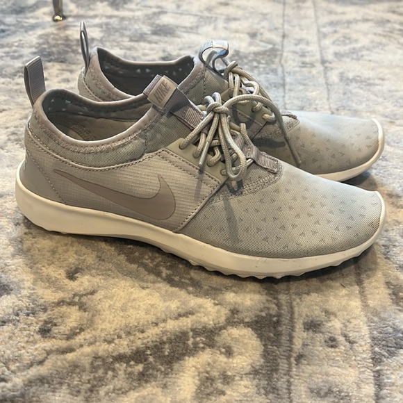 Nike size 7 lightweight gray and white shoes. - Picture 4 of 5